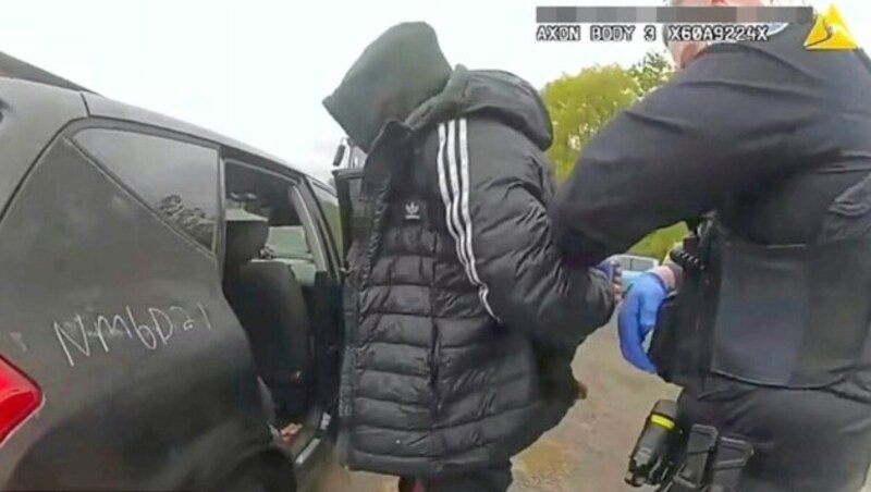 Den gescheiterten Autodieb erwartet nun eine Anklage wegen kriminellen Hausfriedensbruchs und des Besitzes von Einbruchswerkzeug. (Bild: Akron Police Department, Krone KREATIV)