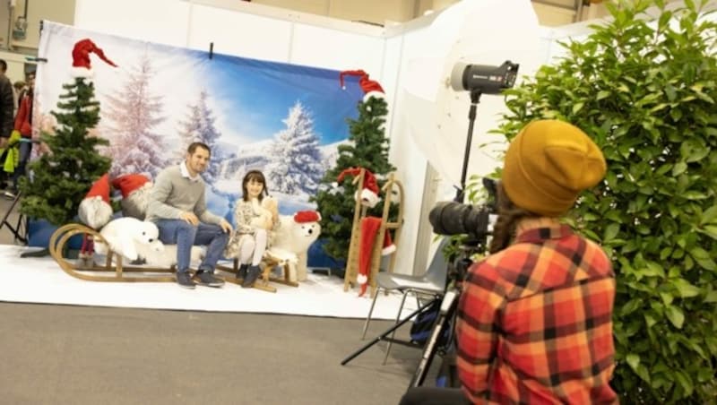 Beim Weihnachtsshooting in der Halle 2 kann seine persönliche Weihnachtskarte gleich mitnehmen. (Bild: Kärntner Messen/Zangerle)