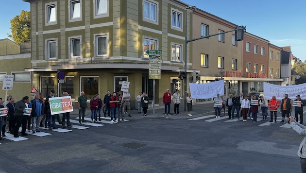 Eibetex-Mitarbeiter gingen im Oktober in Waidhofen an der Thaya auf die Straße. Das Aus für das Musterprojekt ist vom Tisch. (Bild: René Denk)