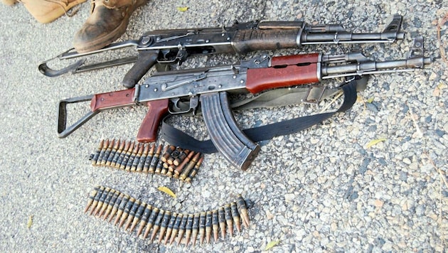 Kalaschnikows sind nicht nur bei Terroristen, sondern auch bei Drogenbanden und Extremisten sehr gefragt. (Bild: AFP)