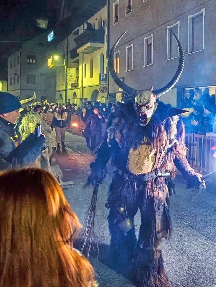 Auch die Innenstadt von Pontebba wird stets von den Krampussen erobert. Am 8. Dezember sind ...