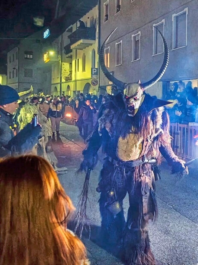 Auch die Innenstadt von Pontebba wird stets von den Krampussen erobert. Am 8. Dezember sind dort gleich 20 Gruppen aus Kärnten im Einsatz. (Bild: zVg)