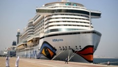 Von diesem Kreuzfahrtschiff (das Archivbild zeigt es 2020 in Port Rashid in Dubai) stürzte der Mann ins Wasser. (Bild: AFP/Karim Sahib)