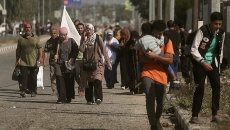 Etliche Bewohner von Gaza flohen mit weißen Fahnen in der Hand. (Bild: Associated Press)