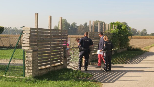 Am Tag nach den Todesbissen beim Lokalaugenschein am Garten, in dem die „Staffs“ lebten (Bild: Schütz Markus, Krone KREATIV)