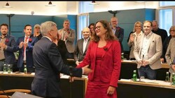 LH Peter Kaiser hat Dienstag im Gemeinderat auch die neue SP-Stadträtin Constance Mochar ange- lobt, die das Amt von Corinna Smrecnik übernimmt. (Bild: SPÖ)