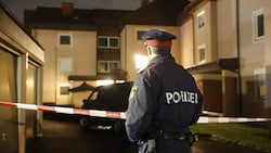 Seit Dienstagabend wird in der Steiermark wegen Mordverdacht ermittelt. In diesem Haus wurde eine Frau tot aufgefunden. (Bild: APA/ERWIN SCHERIAU)