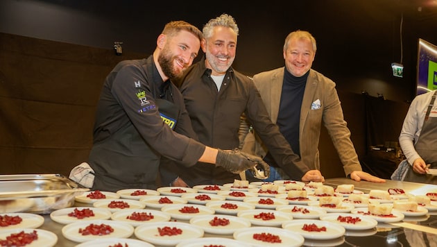 Während Metro-Chefkoch Aaron Waltl fleißig arbeitete, schauten Roland Trettl und Andreas Döllerer entspannt zu (v.l.n.r.) (Bild: Tschepp Markus)