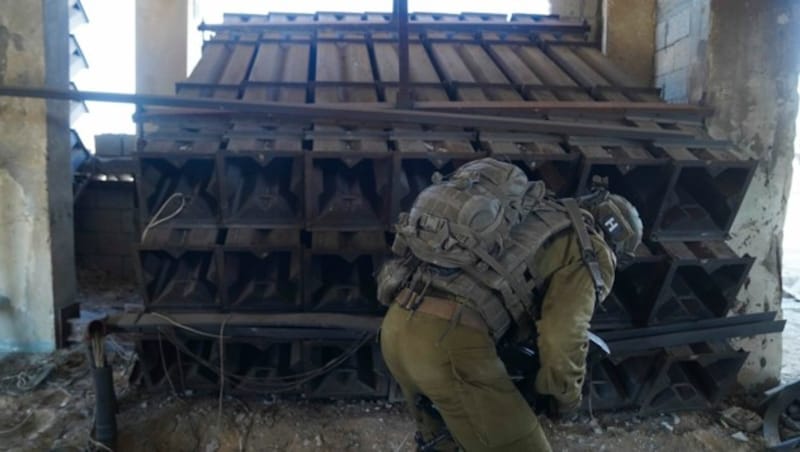 Ein israelischer Soldat in Gaza inspiziert eine Raketenabschussrampe der Hamas. (Bild: AP)