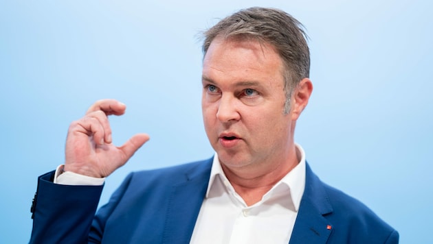 SPÖ-Chef Andreas Babler beweist Selbstironie. (Bild: APA/GEORG HOCHMUTH)