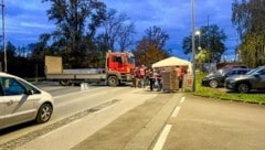 Die Streikposten blockieren die Zufahrt. (Bild: Harald Dostal)