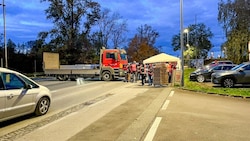 Die Streikposten blockieren die Zufahrt. (Bild: Harald Dostal)