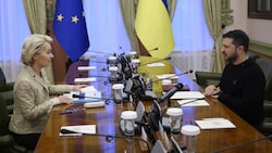 EU-Kommissionspräsidentin Ursula von der Leyen reiste seit Beginn des russischen Angriffskrieges mehrmals in die Ukraine zu Präsident Wolodymyr Selenskyj. (Bild: AFP)