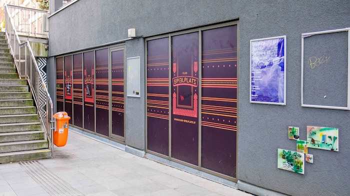 Der Club ist in der Hauptstraße 4 - in der Unterführung zwischen Neuem Rathaus und AEC - ...
