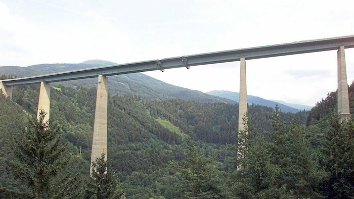 Die imposante Europabrücke entlang der Brennerautobahn.