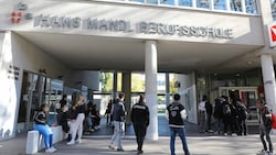 Die Hans-Mandl-Berufsschule in Meidling wurde evakuiert. (Bild: Martin Jöchl)