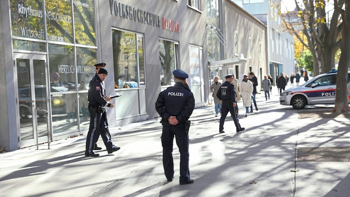 Einsatzkräfte der Polizei vor der Hans-Mandl-Berufsschule