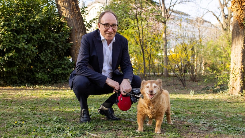 Großes Herz für Tiere: Sozial- und Gesundheitsminister Johannes Rauch.  (Bild: ©Dorfegger/BMSGPK)