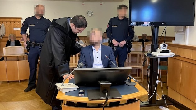 Der 36-jährige Bankangestellte und sein Verteidiger Sascha Flatz vor Gericht in Wien (Bild: Pratschner Sophie, Krone KREATIV)