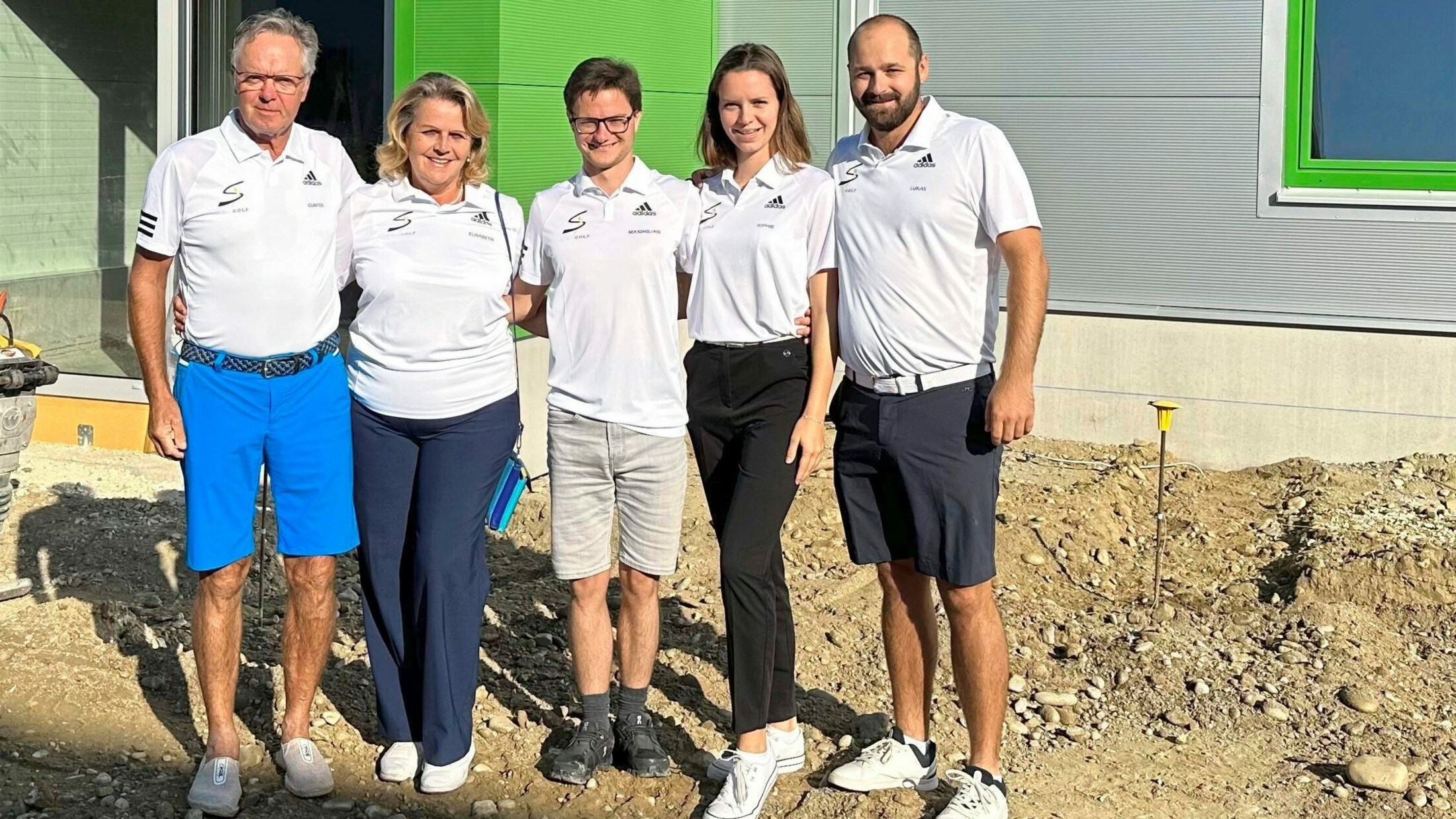 Gründer-Familie Günter, Elisabeth, Maximilian und Sophie Kaltenecker mit dem leitenden Coach ...