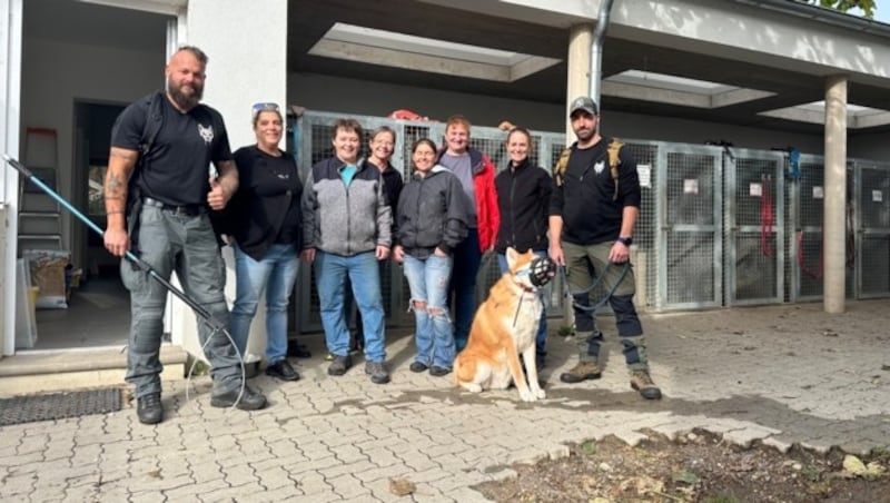 Der Badener Tierpflegerin Susanne Posch (3.v.l.) lag das Schicksal von „Cäsar“ am Herzen, sie rief das Team des Vereins „Teufels Hunde“ zur Hilfe. (Bild: privat)