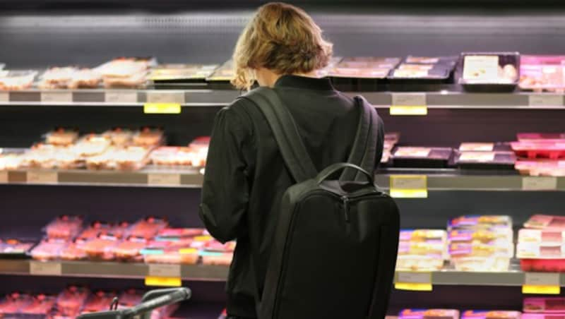 Mit jedem Griff ins Supermarktregal bestimmen Konsumenten über Qualität und die gesamte Wertschöpfungskette der Lebensmittel mit. (Bild: stock.adobe.com)