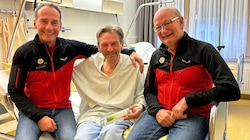 Kris Minne freute sich im Krankenhaus Schwaz über das Wiedersehen mit seinen Rettern Stefan Brandl (links) und Fred Wallenta. Die Retter brachten ihm zur „Stärkung“ einen Schnaps mit. (Bild: ZOOM.TIROL)