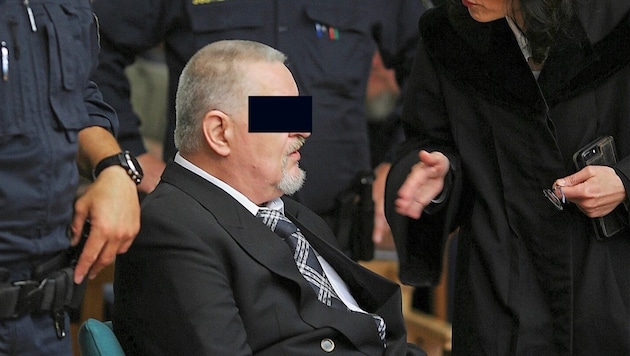 Alfred U. bei seiner Gerichtsverhandlung. Vor Gericht sagt er: „Es ist mir klar, dass ich nie wieder in Freiheit kommen darf.“ (Bild: Kronen Zeitung/Gerhard Bartel)