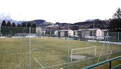 Fußballplatz und Kabinen sind sanierungsbedürftig, ein neuer Standort in die Ferne gerückt. (Bild: Gerhard Schiel)