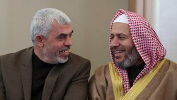 Hamas-Chef Jahja Sinwar (li.) und führendes Mitglied Khalil al-Hayah 2017 in Rafah (Bild: AFP)