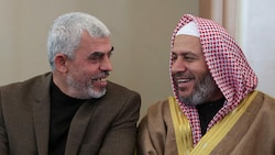 Hamas-Chef Jahja Sinwar (li.) und führendes Mitglied Khalil al-Hayah 2017 in Rafah (Bild: AFP)