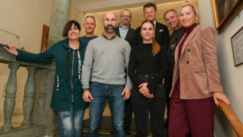 Diskutierten über Problemlösungen: Claudia Fischer, Christian Simoner, Dominik Rab, Bernhard Rapold, Christian Scheider, Laura Balakowski, Michi Gussnig, Tara Geltner (v.li.n.re.). (Bild: Stadt Klagenfurt)