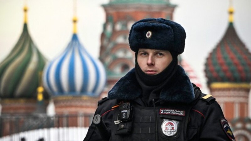 Ein Polizist patrouilliert vor der Basilius-Kathedrale am Roten Platz in Moskau. (Bild: APA/AFP/Alexander NEMENOV)