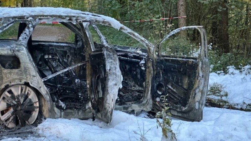 Der Wagen soll mit Benzin absichtlich in Brand gesteckt worden sein. (Bild: DOKU-NÖ Thomas Wagner)