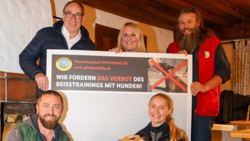 Minister Johannes Rauch (li.) bekam von Johanna und Jürgen Stadler bei der Pfotenhilfe Lochen die Petition überreicht. (Bild: Daniel Scharinger)