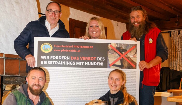 Minister Johannes Rauch (li.) bekam von Johanna und Jürgen Stadler bei der Pfotenhilfe Lochen ...