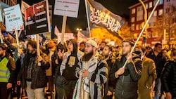 Hass-Demonstranten marschieren mit IS-Flaggen in Essen (Deutschland) auf. (Bild: (c) www.VIENNAREPORT.at, Krone KREATIV)