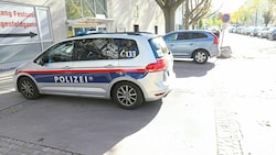 Die Bombendrohungen an mehreren Wiener Schulen sorgten am Mittwoch für Polizeieinsätze. (Bild: Martin Jöchl )