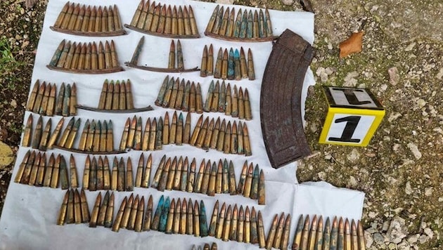 Die mutmaßlichen Einbrecher „saßen“ auf einem Arsenal an Waffen und Munition. (Bild: Polizei)