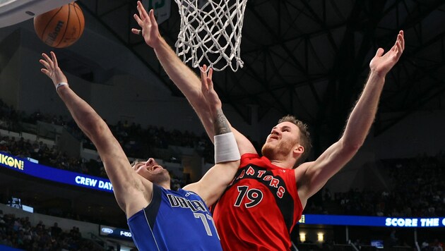 Jakob Pöltl (r.) im Duell mit Luka Doncic (Bild: AFP/GETTY IMAGES/Richard Rodriguez)