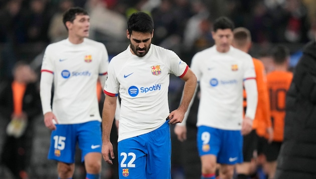 Hängende Köpfe beim FC Barcelona (Bild: AP Photo/Matthias Schrader)