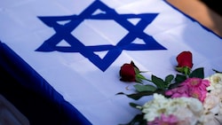 Israelische Flagge und Rosen auf dem Sarg eines Hamas-Opfers (Bild: AP)