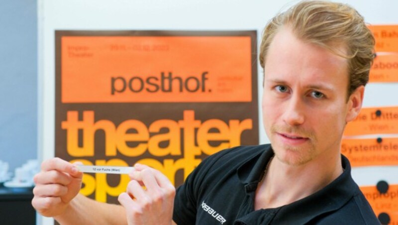 Stefan Gaffal loste die Spieler der ersten Rund bei den Theatersport-Meisterschaften aus. (Bild: Horst Einöder/Flashpictures)