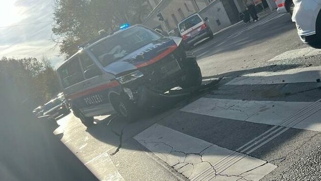 Der demolierte Polizeiwagen (Bild: „Krone“-Leserreporter)