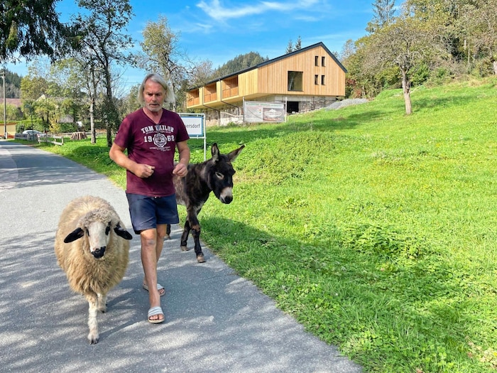 Franz Weyerer geht mit dem tierischen Duo oft spazieren.