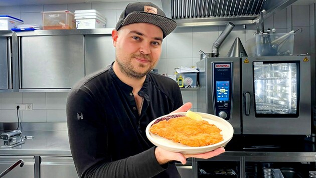 Christoph Vogler vom Restaurant Aelium präsentiert sein köstliches Kalbswiener (Bild: Imre Antal)