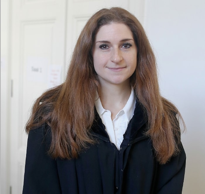 Melanie Kolar (Kanzlei Rast & Musliu) vertritt die 14-Jährige im Verfahren.