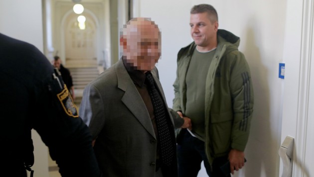 Vor den Medienvertretern blödelt Karl K. - grinst und zeigt frech seine Zunge. (Bild: Gerhard Bartel, Krone KREATIV)