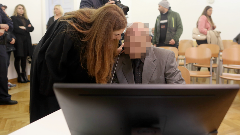 Für den 75-Jährigen ist die Anklagebank nicht fremd. Verteidigerin Melanie Kolar (Kanzlei Rast & Musliu) verteidigt. (Bild: Gerhard Bartel, Krone KREATIV)