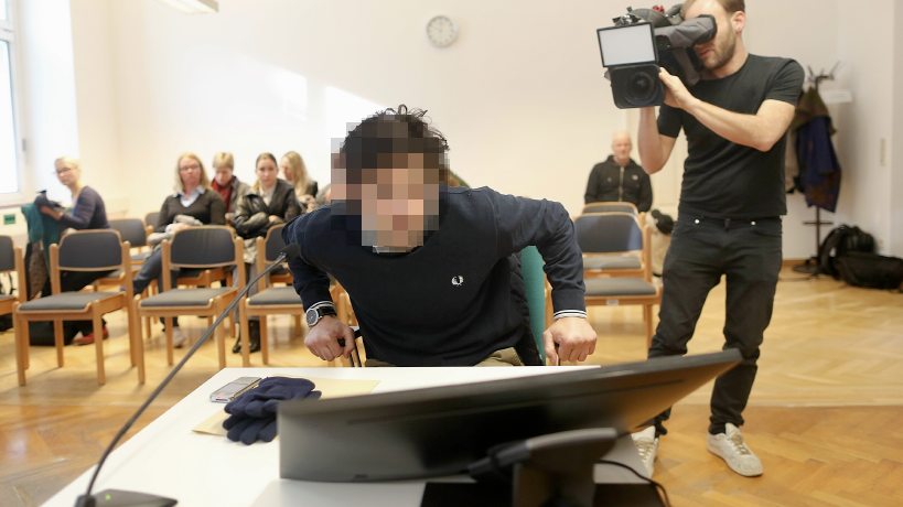 Der 27-Jährige im Wiener Landesgericht. Er reiste extra aus Belgien für seine Verhandlung an. (Bild: Gerhard Bartel, Krone KREATIV)